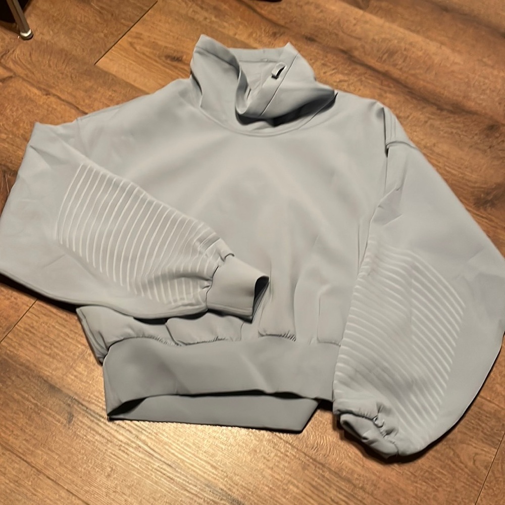 Full flourish pullover sz 6 chambray